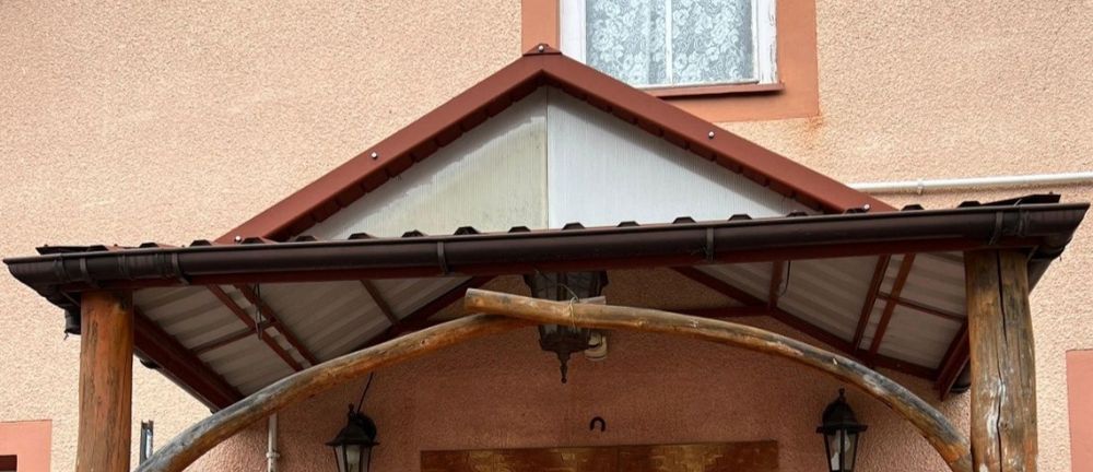 Metalowy daszek nad drzwi