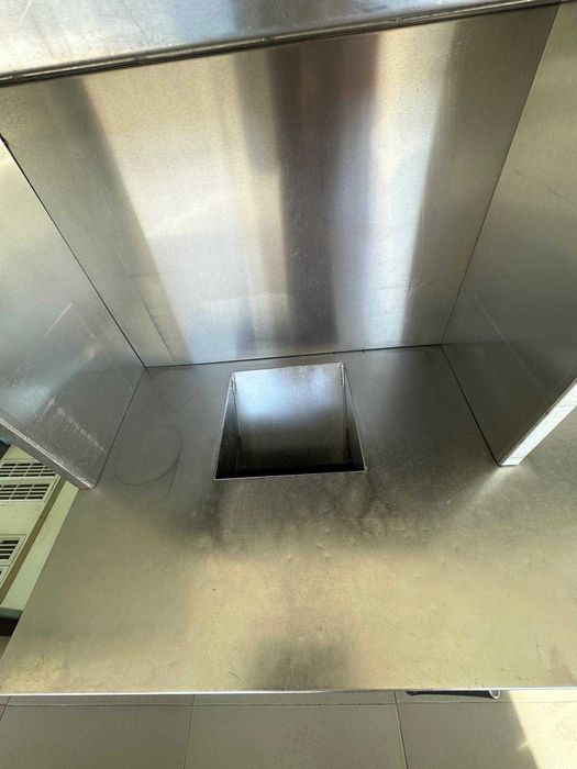 BALCÃO EM INOX COM ALÇADO E PORTAS – SISTEMA DE RECICLAGEM