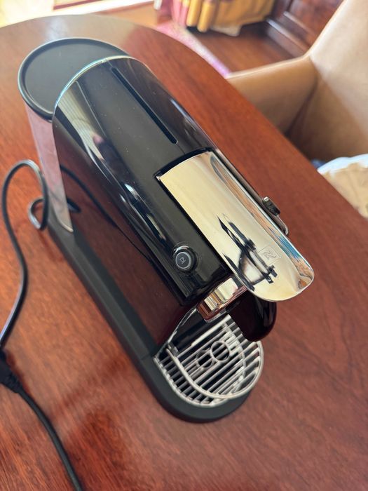 Máquina de café Nespresso preta