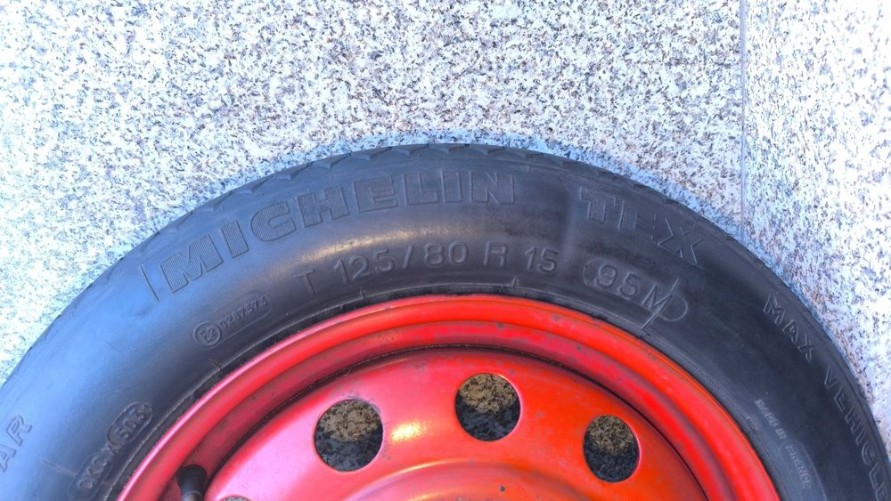 Roda suplente com pneu Michelin 125/80 R15 furação 4x100