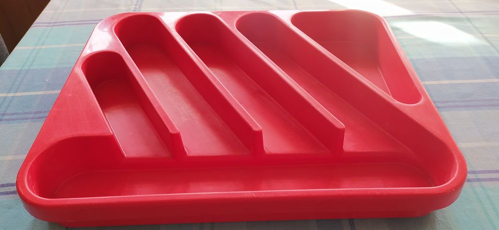 Tabuleiro de gaveta para talheres.