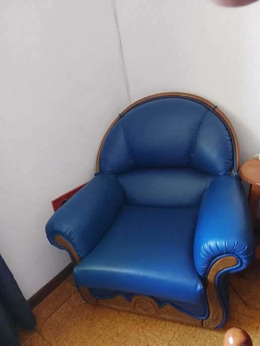 olá a todos tenho um sofá cama de 3 lugares e dois de um lugar cada em couro azul para vender por 100 euros,