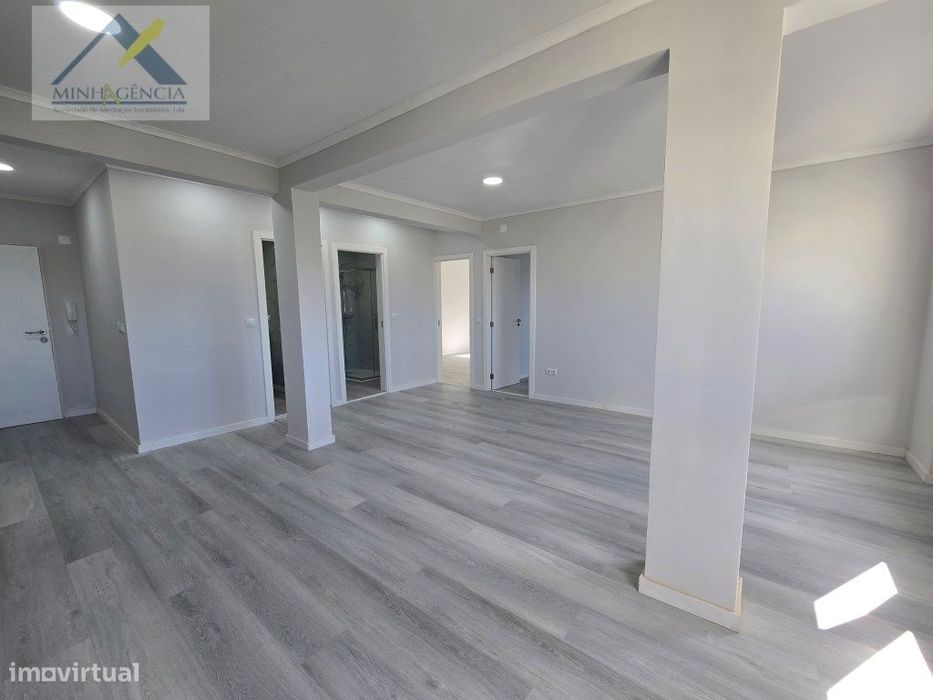 Apartamento T2 remodelado com arrecadação em Setúbal