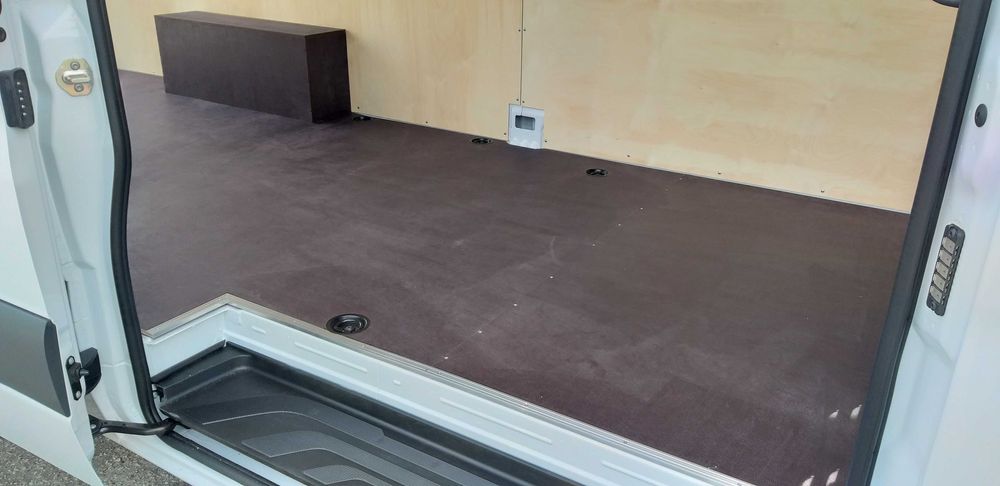 Zabudowa busa Mercedes Sprinter L3H2, zabudowa paki sklejka