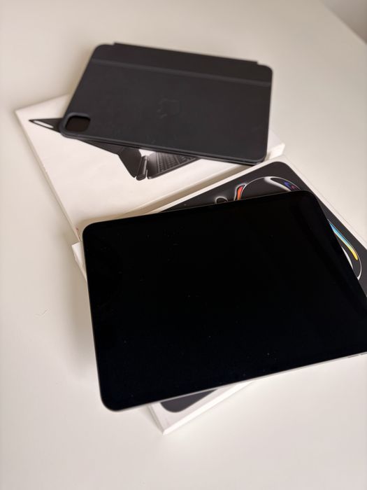 iPad Pro M4 11" (256GB) + Magic Keyboard – Excelente Estado