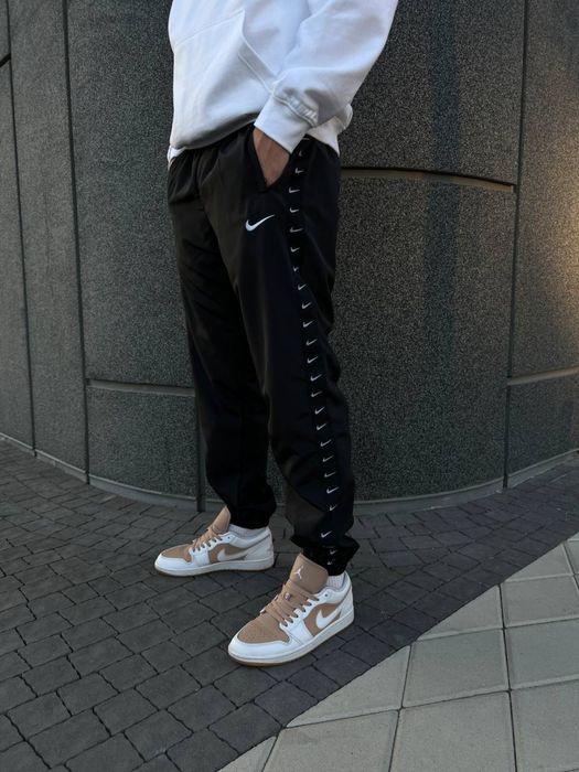 Чоловічі нейлонові штани спортивні з лампасами