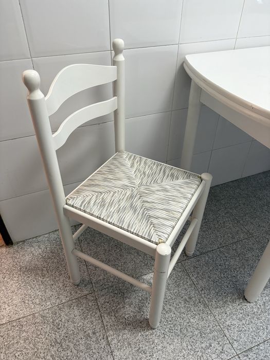 Duas cadeiras brancas de cozinha