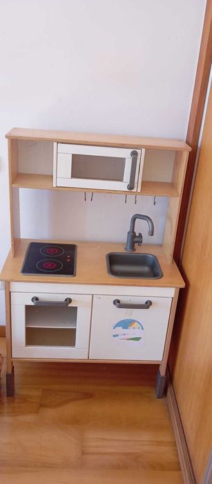 Casinha de bonecas e cozinha de madeira