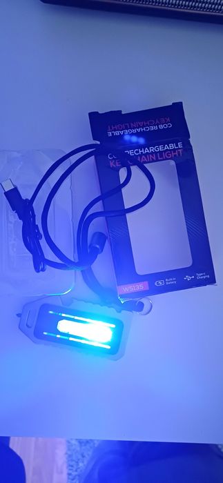 Lanterna tactica em metal