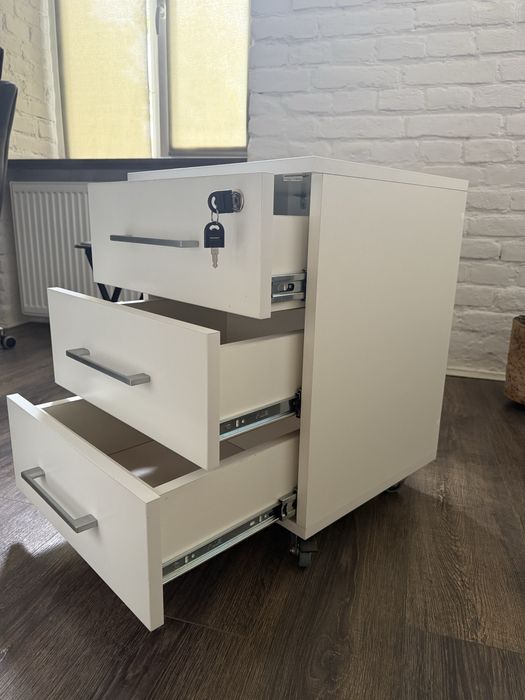 Готова робоча зона: стіл, тумба з замком, крісло Kulik System | Львів