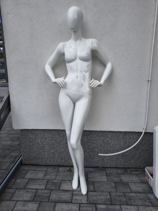 Manekin biały na ubrania