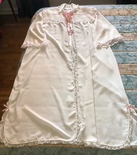 Elegante robe feminino em seda branca com detalhes  em renda