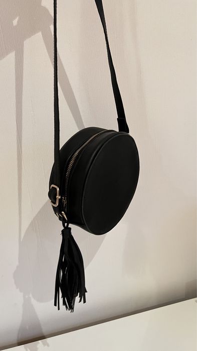 Сумка на ремінці чорна кругла