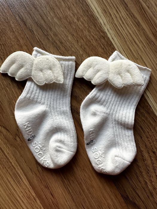 Białe skarpetki ze skrzydełkami 0-12 mcy