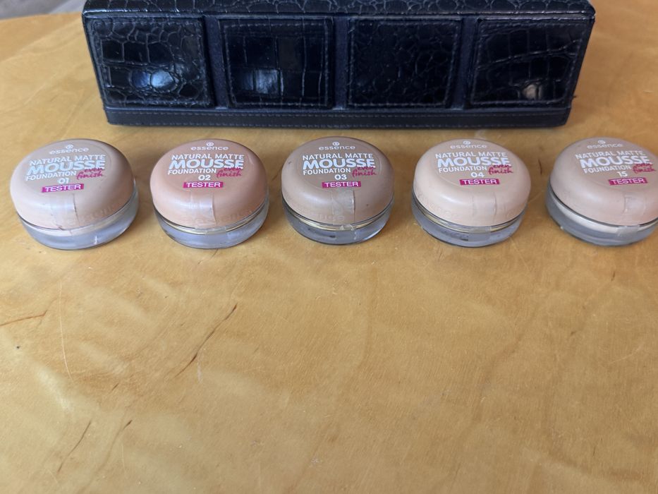 Komplet 5 szt. Essence Natural Matte Mousse Foundation 01, 02, 03, 04, 15