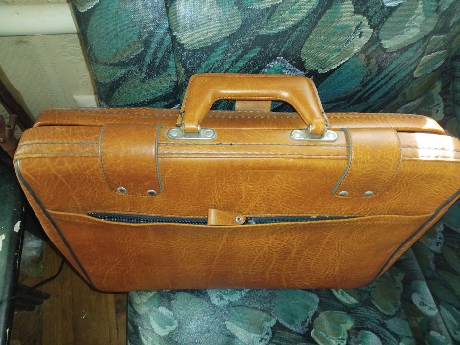 Продам портфель-саквояж новый