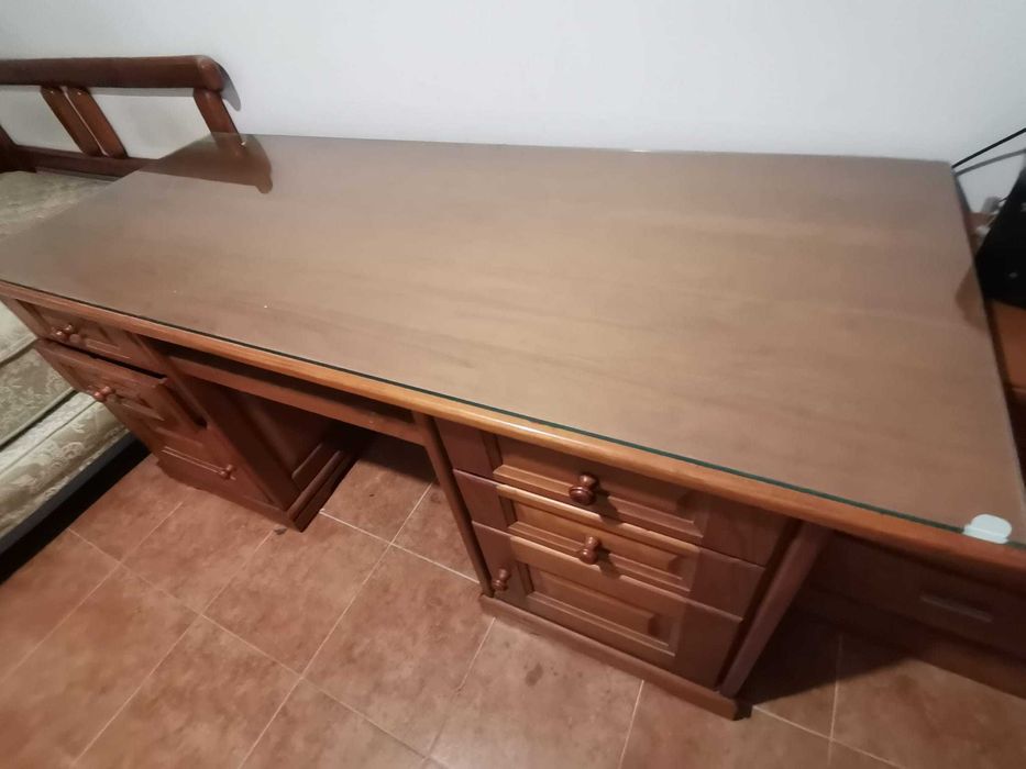 Mobília de quarto em Madeira Cerejeira(Cómoda, espelho,mesas cabeceira
