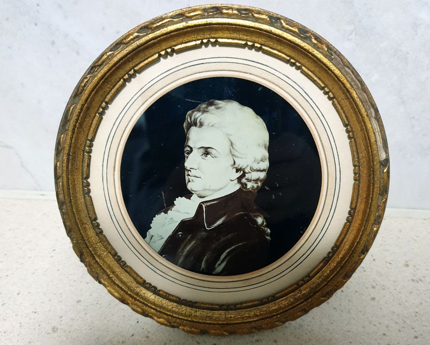 Antiga pintura reversa emoldurada à representar o compositor Mozart