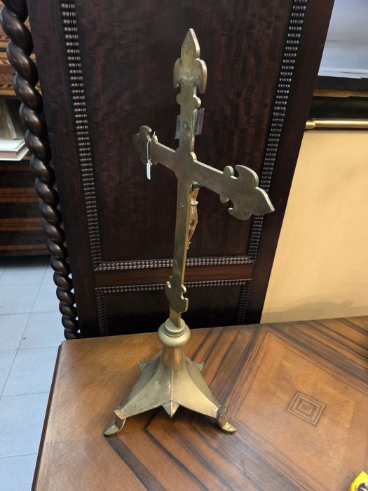 Crucifixo estilo gótico