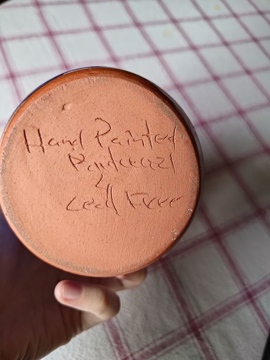 Jarra de barro vermelho pintada à mão em Portugal