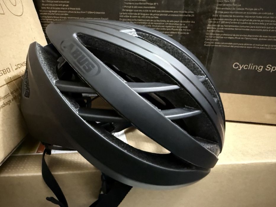 Шолом abus aventor velvet black. М (54-58)