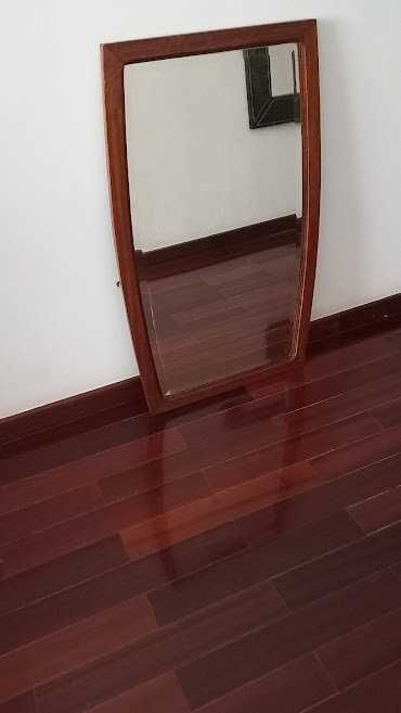 Espelho em madeira maciça