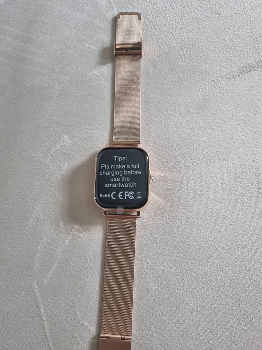 Smart watch złoty, różowy lub srebrny.