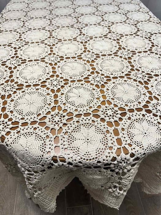 Ажурна в'язана скатертина ручної роботи