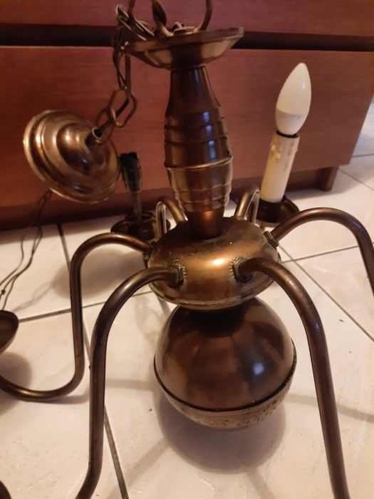 Stary żyrandol pająk