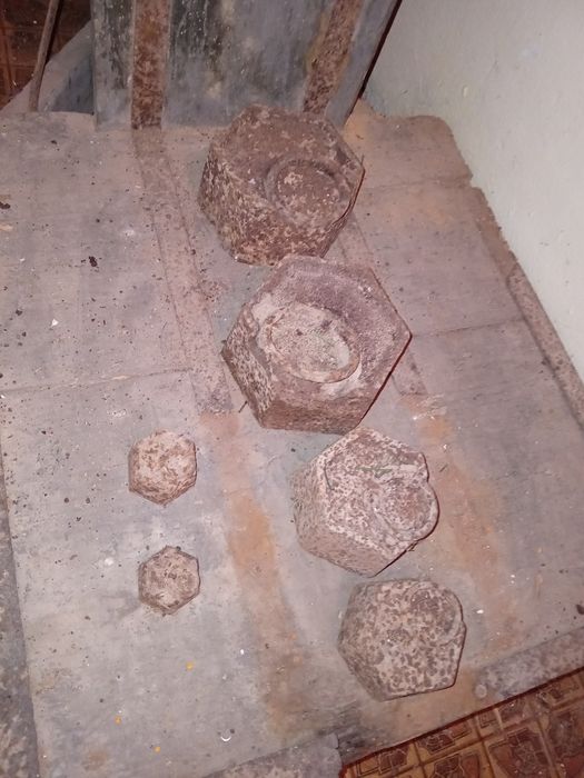 Balança decimal muito antiga com 6 pesos