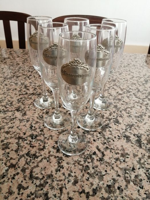 Copos de champanhe e uísque