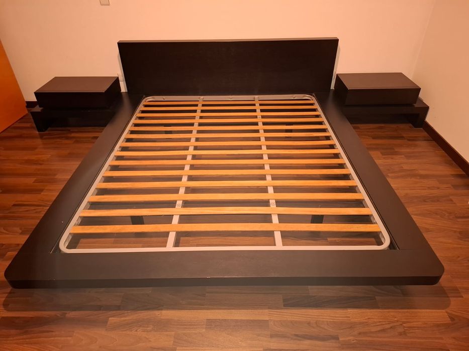 Cama king size com mesas cabeceira