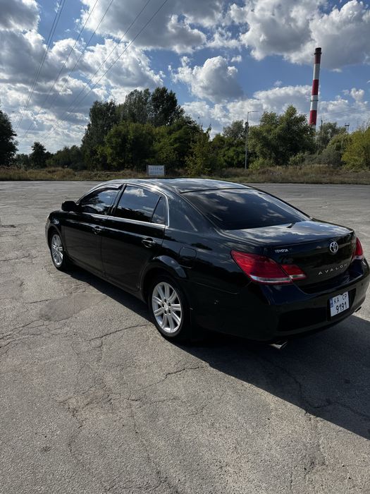 Автомобіль Toyota Avalon