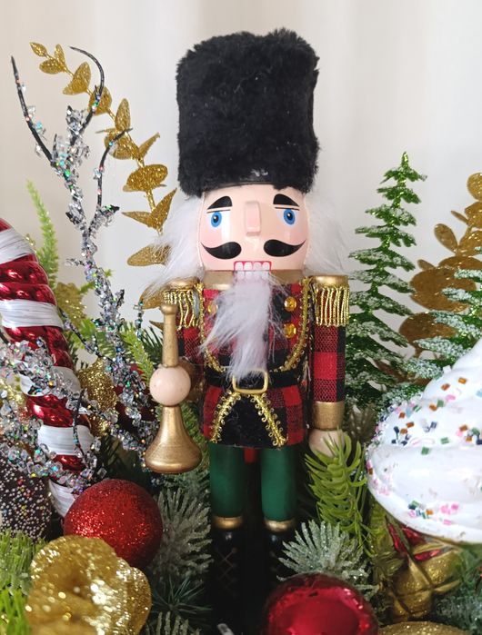 Dekoracja świąteczna. Dziadek do orzechów. Stroik świąteczny na stół.