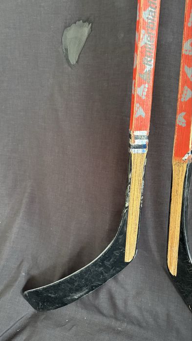 2 sticks de hochey de patins em linha