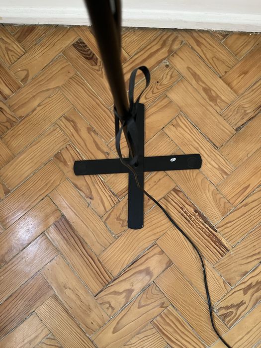 Candeeiro de pé alto preto em ferro - abajur substituível