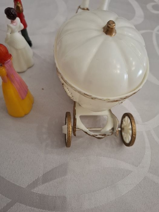 Coleção miniatura da Cinderela, Branca de Neve, os 7 anoes e  e o Mons