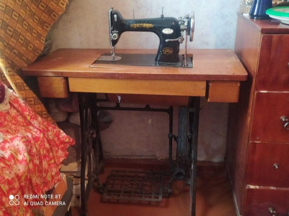 Продам швейную машинку с тумбой для ног