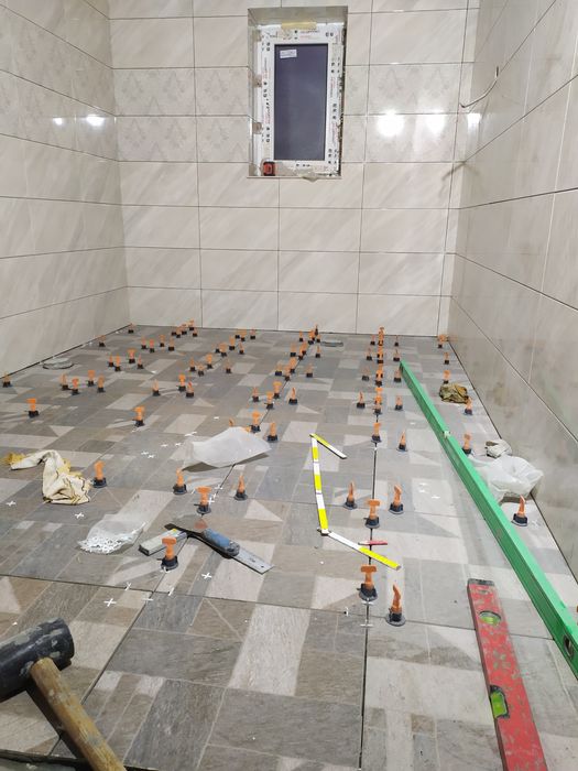 Монтаж напольних покриттів.