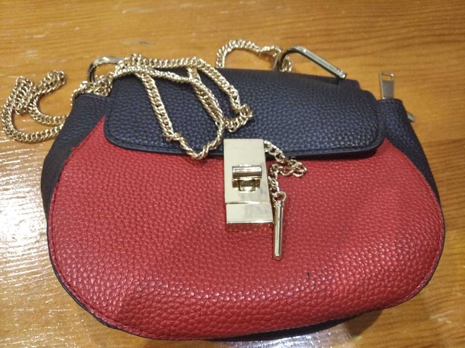 Mala Pequena com pegas douradas