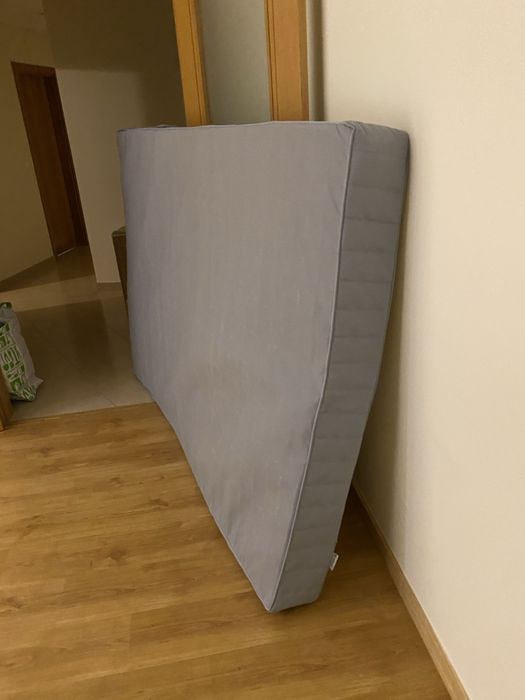 Cama IKEA NEIDEN 140×200, estrados LURÖY (2 un), colchão VESTMARKA