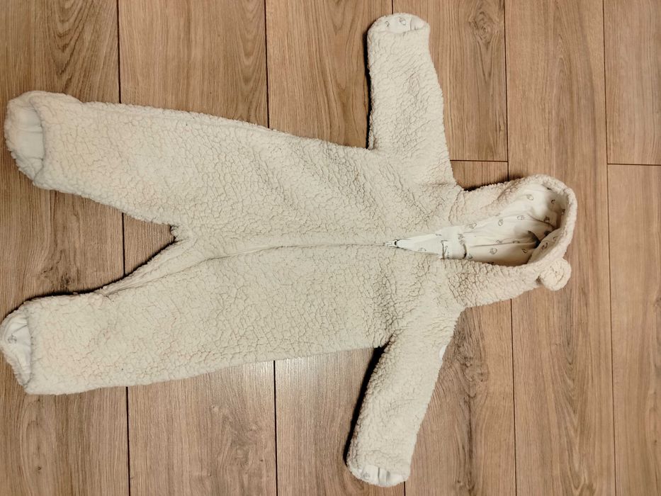 Kombinezon materiałowy zapinany na suwak rozmiar 68 Newbie