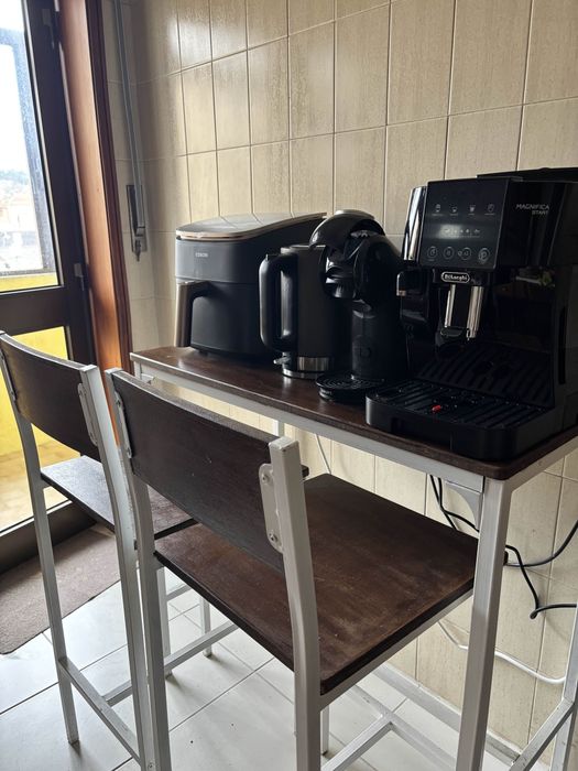 Mesa alta + 2 cadeiras