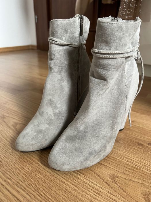 Szare zamszowe botki na obcasie
