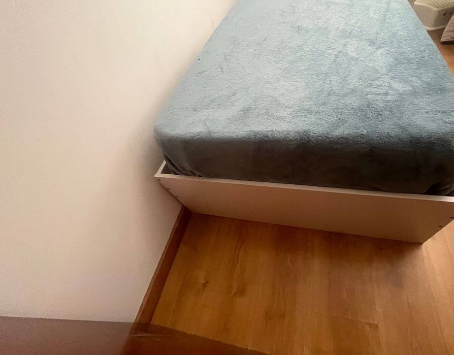 Cama com colchão e luzes led nova
