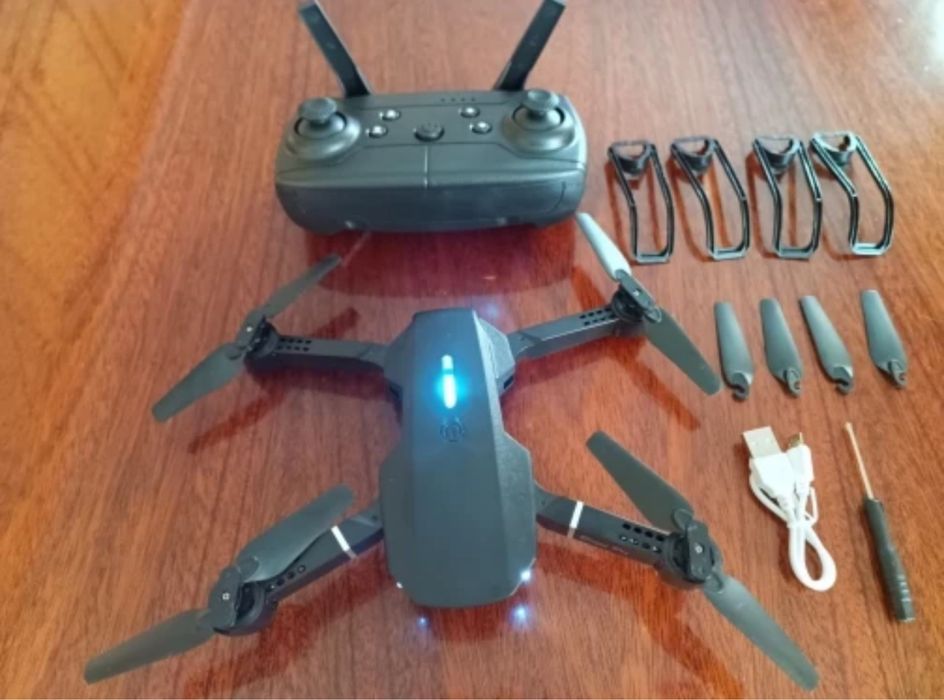 Drone E88 com câmara 4K/HD