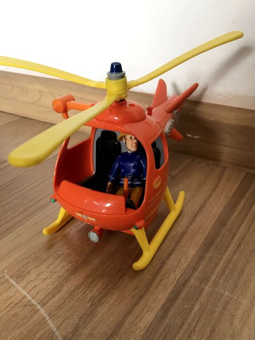 strażak sam ratowniczy z figurka i helikopterem