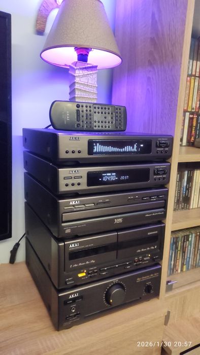 Mini wieża Akai w bdb stanie z pilotem. Kolumny gratis. - REZERWACJA -