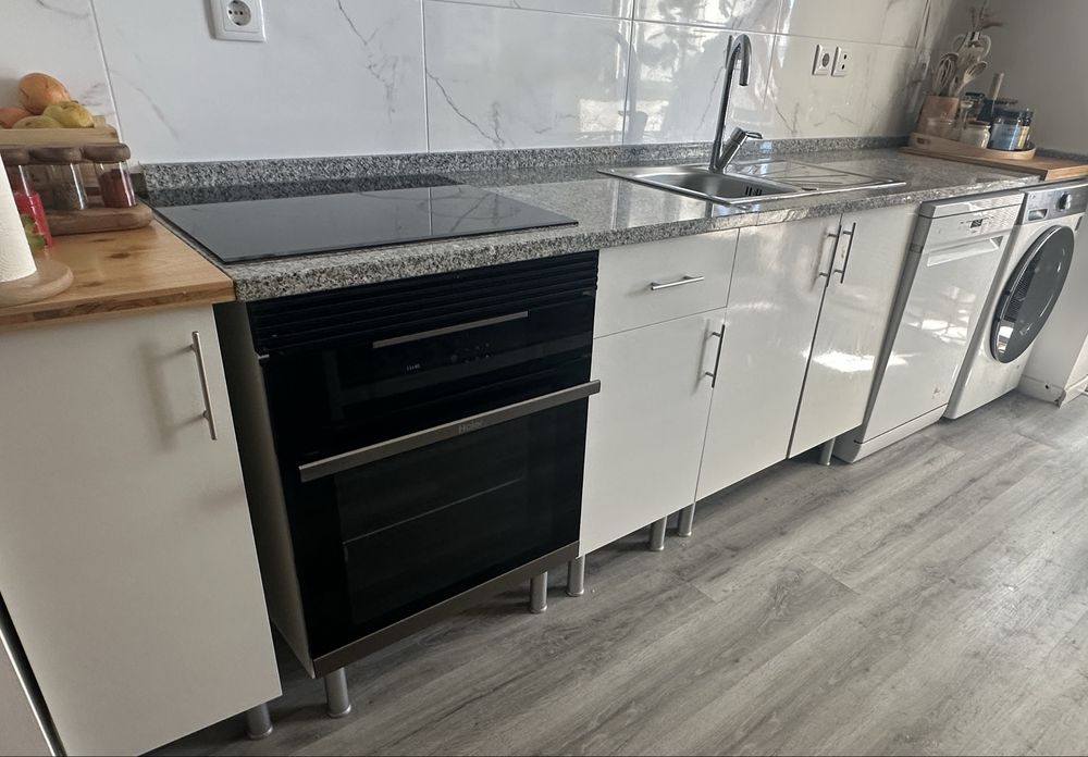 Cozinha completa c/ bancada de pedra, lava-loiça e exaustor
