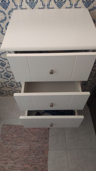 Móvel casa de banho com gavetas.